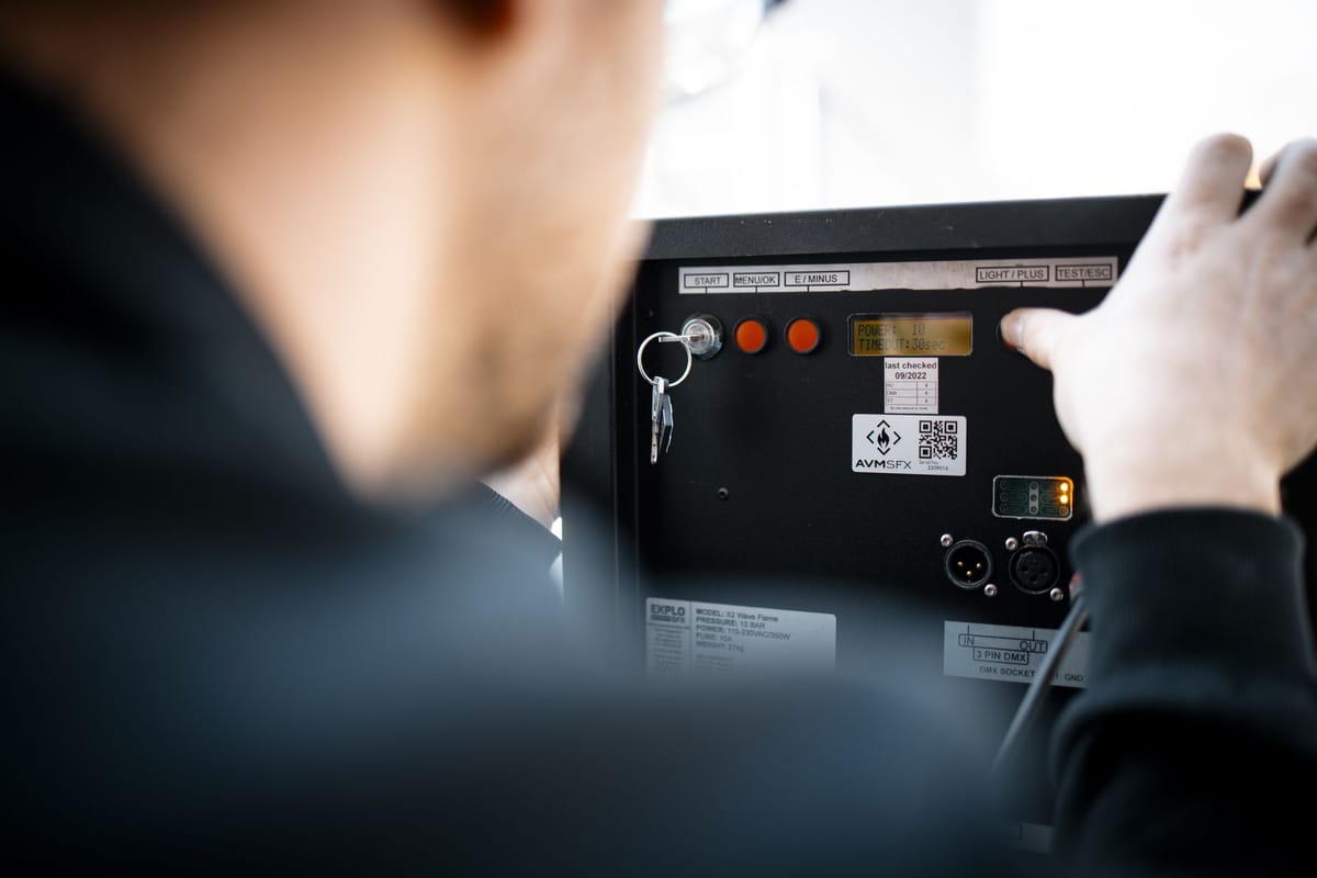 Techniker prüft eine Steuereinheit