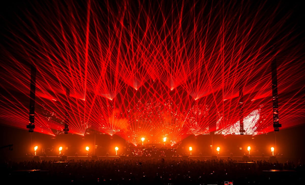 Lasershow mit Flammeneffekten in einer Arena